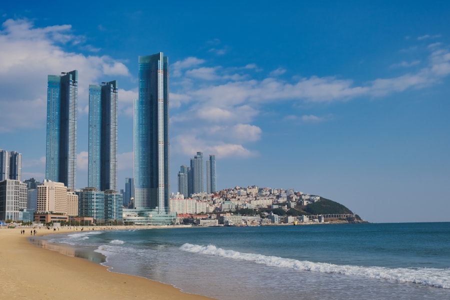 해운대 고층 빌딩과 백사장이 어우러진 부산 해변